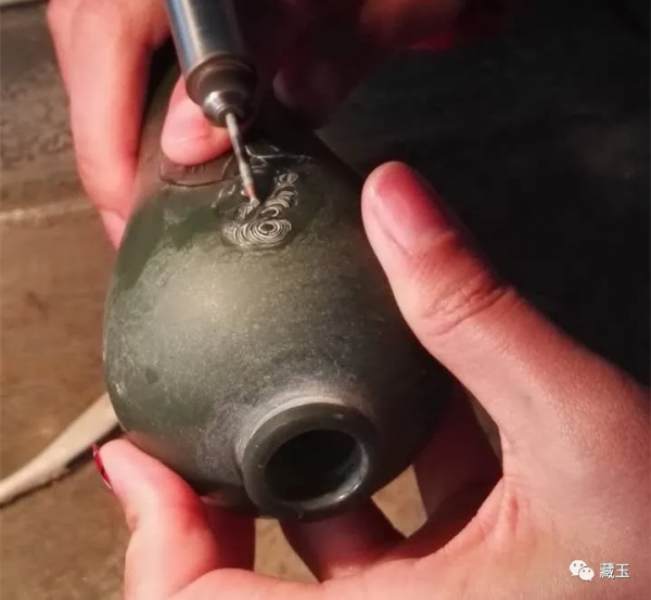 要扔掉的邊角料裡竟然藏著一把十幾萬的壺!一個玉雕師的悲痛史 要扔掉的邊角料裡竟然藏著一把十幾萬的壺!一個玉雕師的悲痛史