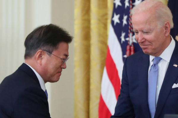 “五眼聯盟”要變八眼？美國欲拉韓國入夥，王毅直接潑了盆冷水