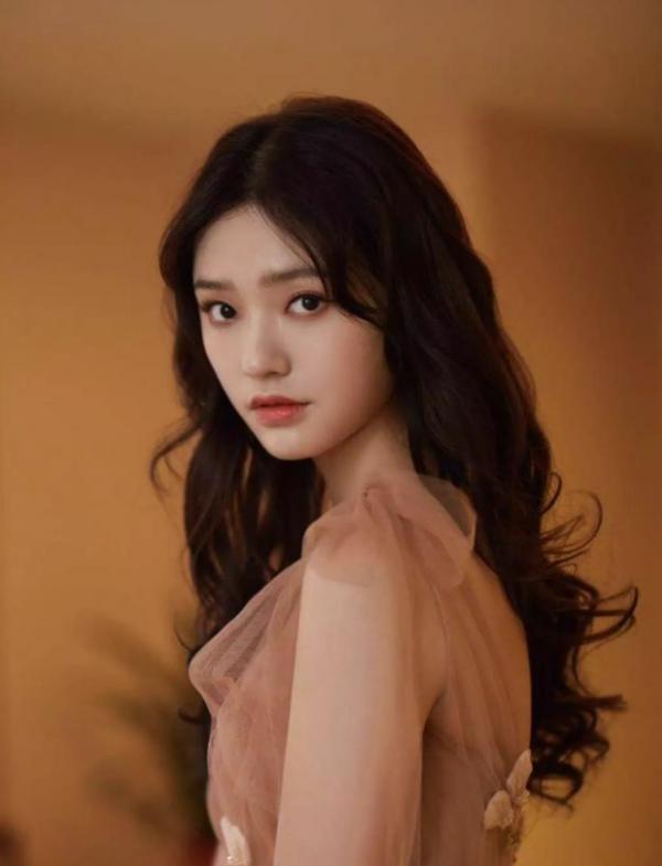 拿高片酬演戲，只會乾瞪眼的塑膠女演員，楊穎在榜上一點也不意外