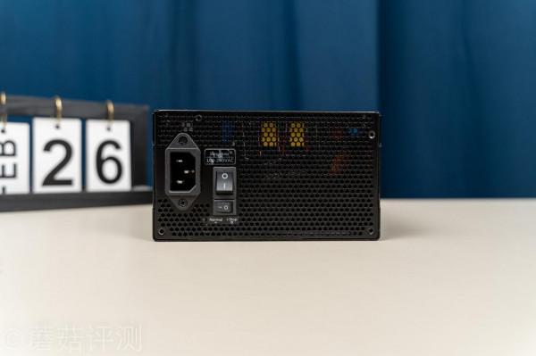 出門撿到一個固態硬碟,回去我就裝了一套白色主題的主機 出門撿到一個固態硬碟,回去我就裝了一套白色主題的主機