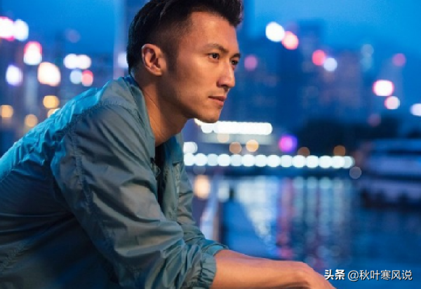 離婚後瀟灑且快樂，網友路邊偶遇謝霆鋒，面帶微笑與人打招呼