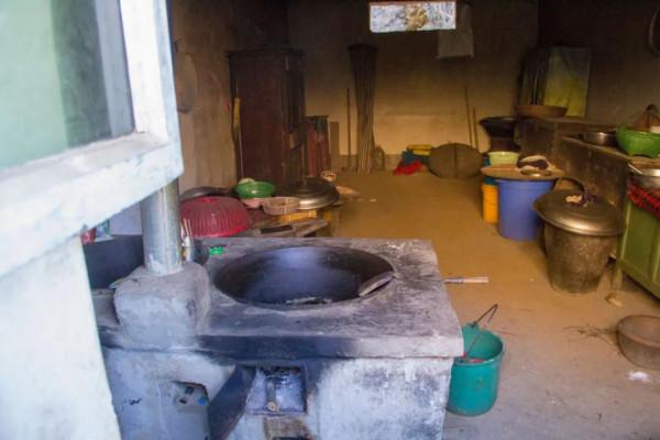 這棟秦嶺老房子牆體顏色很少見，原以為是光線原因，後來發現錯了