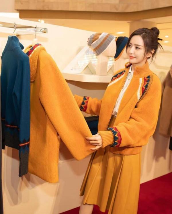 離婚後的佟麗婭魅力翻倍，穿焦糖色毛絨外套出席活動，美出新天際
