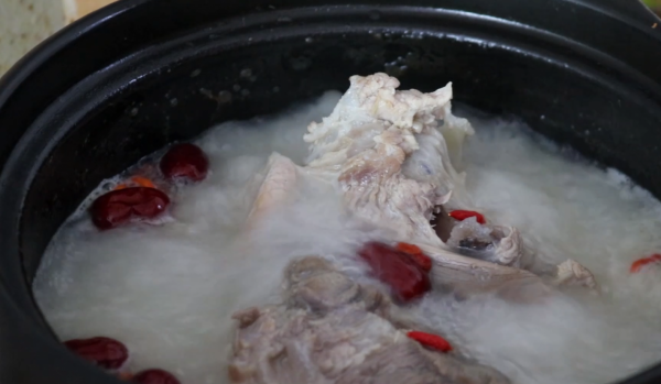 燉大骨頭湯,要想好喝,牢記這個秘訣,燉的湯濃好喝補鈣 燉大骨頭湯,要想好喝,牢記這個秘訣,燉的湯濃好喝補鈣