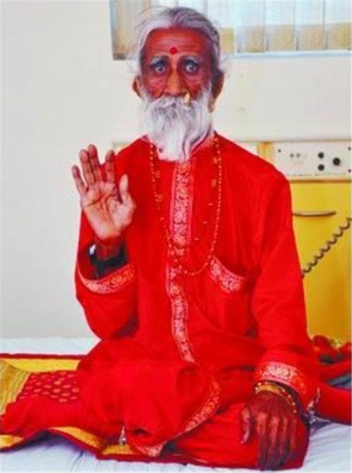 引印度軍方介入調查的苦行僧:自13歲不吃不喝持續77年,如何做到 引印度軍方介入調查的苦行僧:自13歲不吃不喝持續77年,如何做到