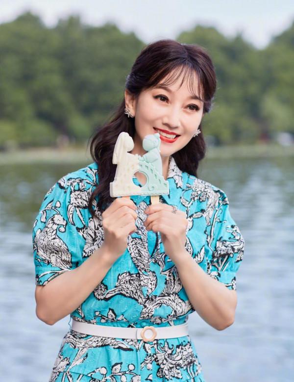 66歲趙雅芝的髮型真好看！空氣劉海時尚減齡，配棕色髮色優雅大氣