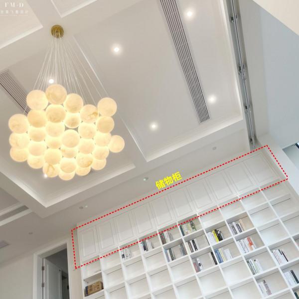 複式樓梯這一面牆，定製4米7的書架滿牆收納，這是家庭“圖書館”