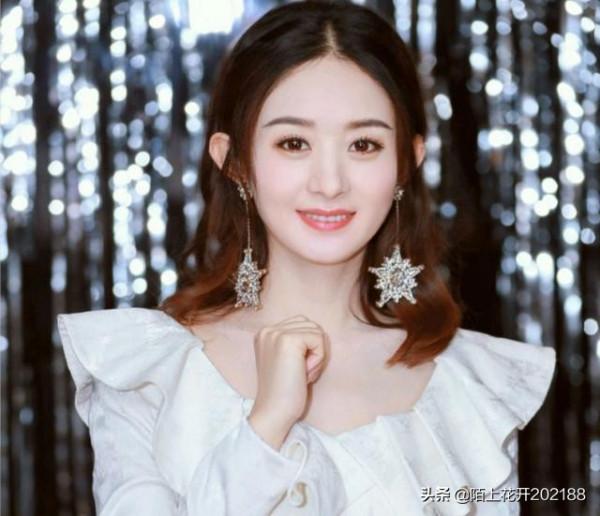 春晚舞臺上趙麗穎紅裙驚豔，出道16年她都做了什麼