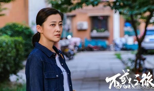 兩部劇，兩個傻小子背後都有一位款姐相助，一個接受一個放棄