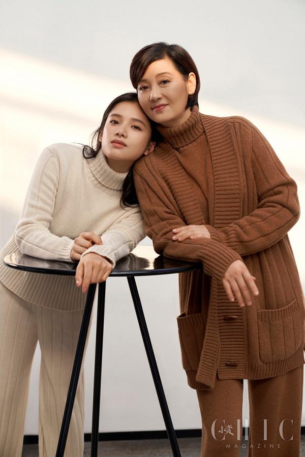 徐帆張婧儀“母女”合體登封 溫柔依偎親密無間