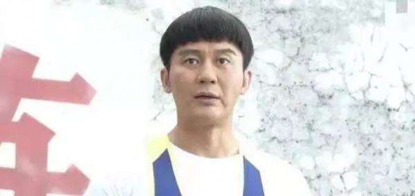 滿臉褶子、眼神猥瑣，明明都這麼老了，就別硬尬“少年感”了