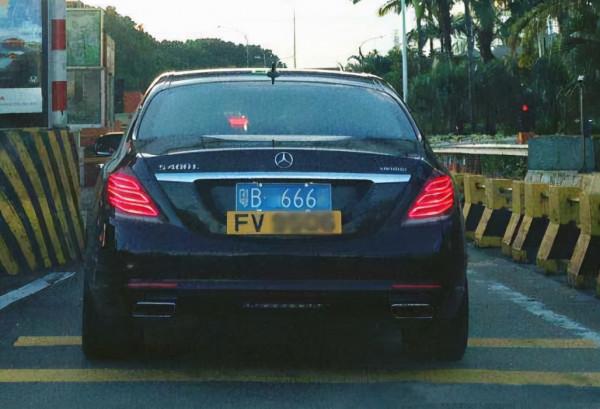 一張僅幾十元，車尾掛外國車牌不遮擋原車牌警察就不管嗎？天真了