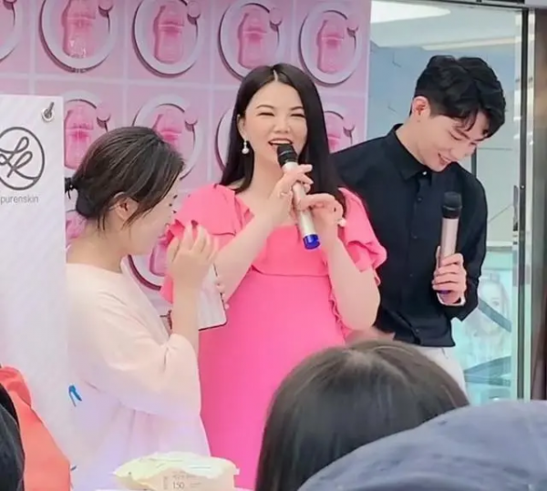 李湘離婚後人都變年輕了！穿粉毛衣難得少女一回，還戴鴿子蛋炫富