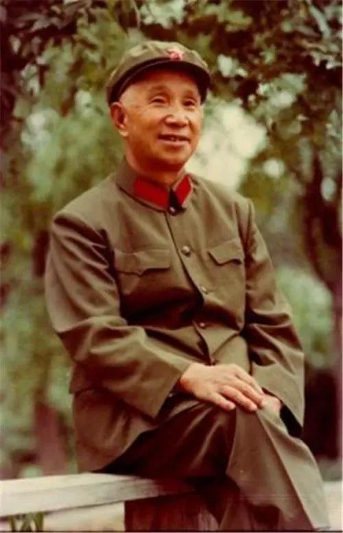 粟裕晚年連批他瞎指揮，紅軍軍團政委結局如何