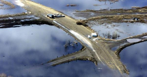 萬人大鎮正變成一個湖，俄羅斯到處都在融化！有人要賣房跑路了