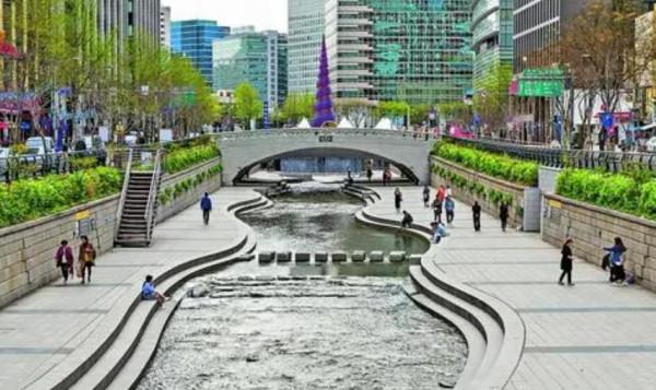 首爾一條河流從臭水溝變成了景觀河，風景優美，成了首爾城市名片