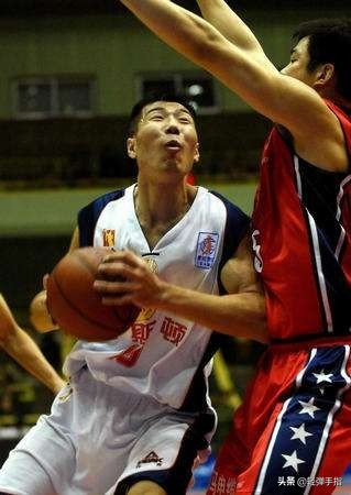 人物|17歲學籃球,42歲退役,換過8支球隊,被稱作CBA“活化石” 人物|17歲學籃球,42歲退役,換過8支球隊,被稱作CBA“活化石”