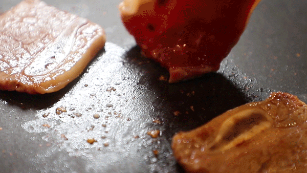 「炭火烤肉」，好吃到翹腳