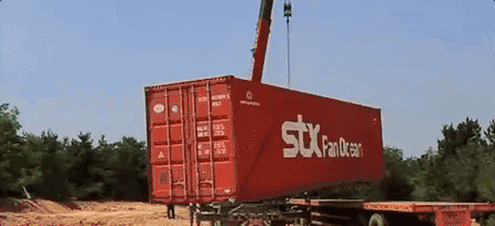 他賣掉城裡的房子，包了個山頭，打造集裝箱陽光房、小木屋、花園