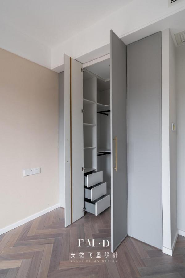 沒有獨立衣帽間？就直接在臥室內部打造個，嵌入式設計太實用了
