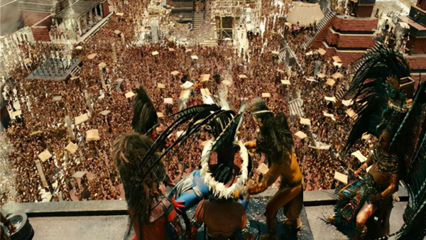 1985年小村莊挖出大型墓葬群，陪葬品價值連城，距今已經5300多年