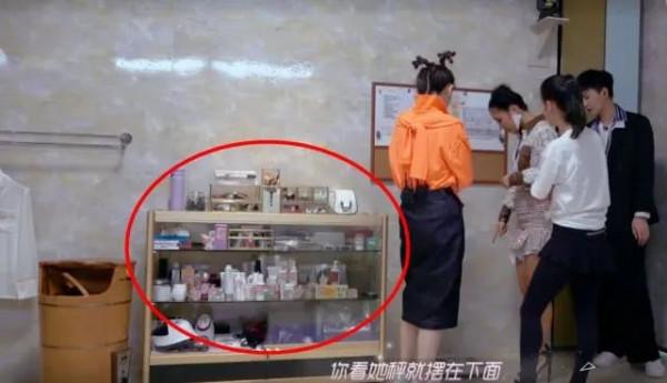 一把椅子價值360萬，出遊坐私人飛機，明星們的奢靡生活超乎想象