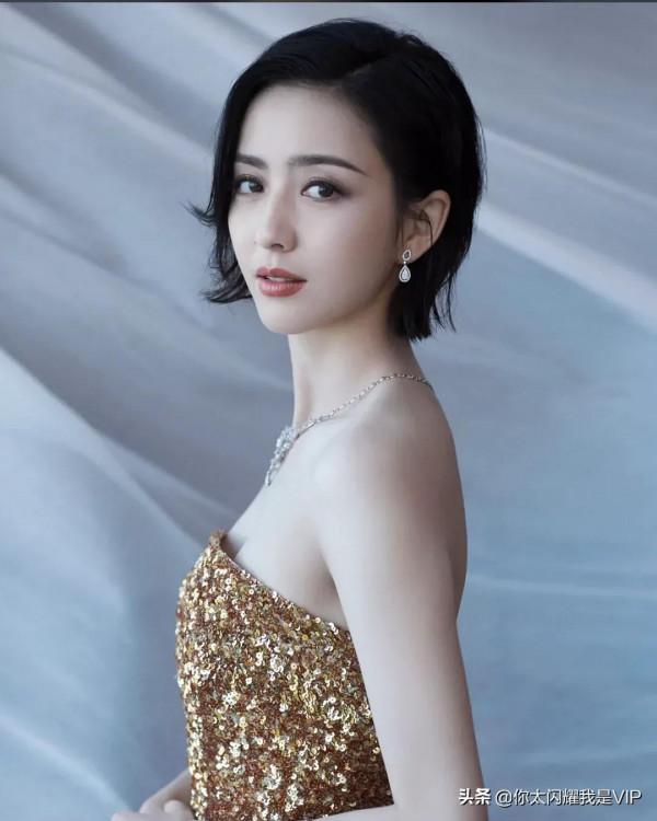 佟麗婭：丫丫天生麗質，高鼻樑、瓜子臉、小虎牙美爆啦