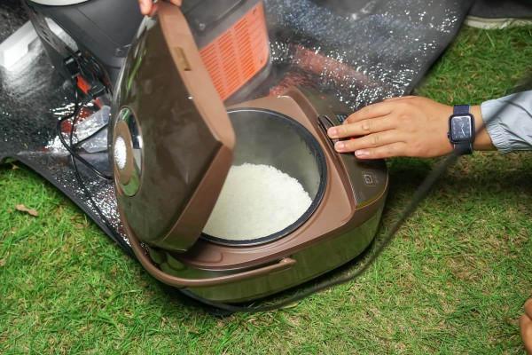 體驗電霸級別的產品，讓電小二太陽能戶外電源2200告訴什麼叫硬核