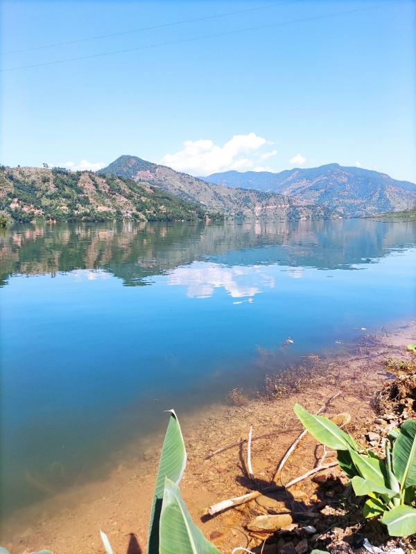 梅子姐又玩路亞又玩手竿，痴迷釣魚連老公的年假也用上了