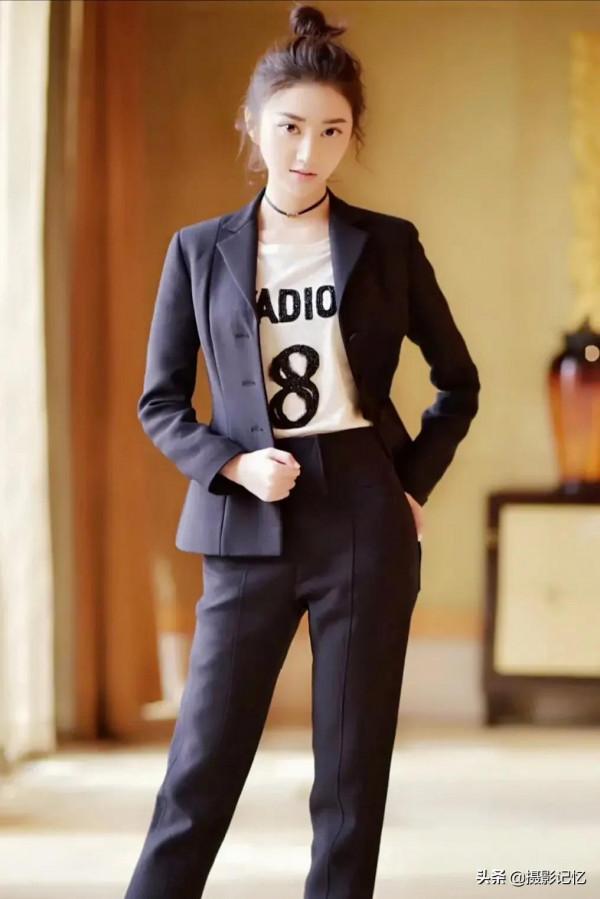 景甜：嚴肅起來也很美