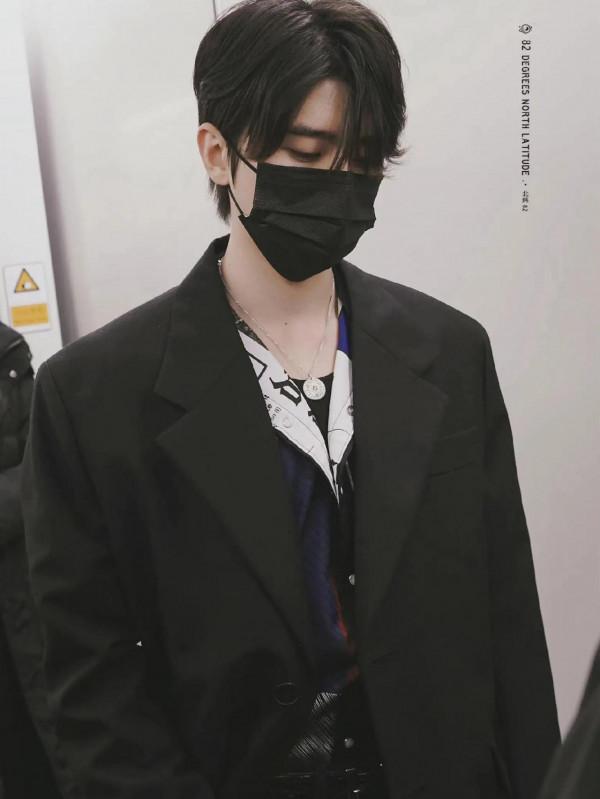 當男明星穿風衣：李現韓商言絕絕子，肖戰任嘉倫驚豔，成毅男友風