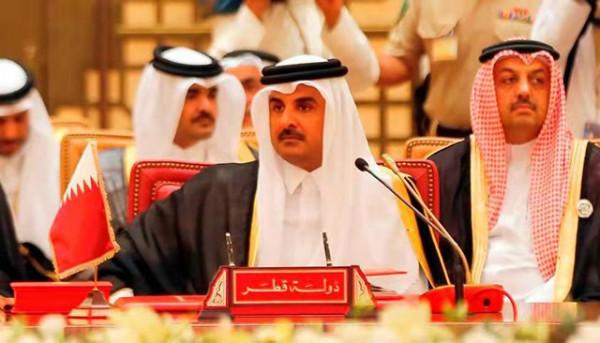 國王在外度假，兒子來電：我篡位了！老子正想報復，卻發現錢沒了