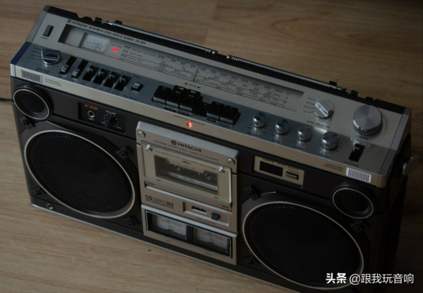 介紹一種日立 雙UV表4波段收音機 行動式錄音機 TRK-8180和TRK-8181