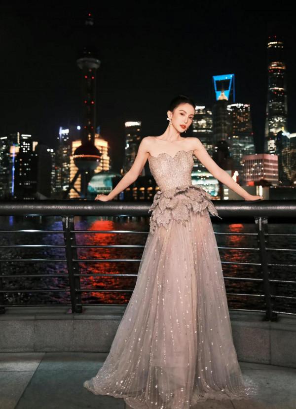 楊冪陳都靈辛芷蕾金晨迪麗熱巴今晚活動造型，各有千秋，顏值爆表