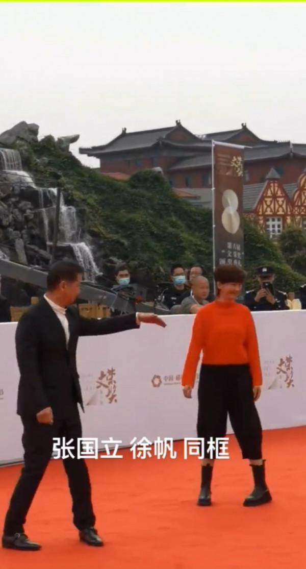 老戲骨走紅毯,張國立在前好帥氣,王勁松低調在後徐帆被推向c位 老戲骨走紅毯,張國立在前好帥氣,王勁松低調在後徐帆被推向c位