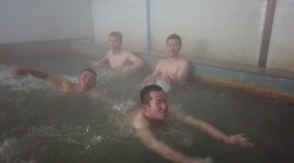 官兵在海拔4800米高原泡上溫泉澡 官兵在海拔4800米高原泡上溫泉澡