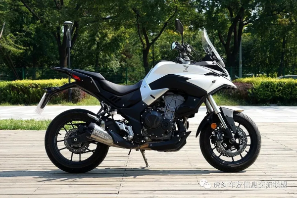 濤哥‘暴力’試駕：隆鑫VOGE無極500DS摩托駕馭感受