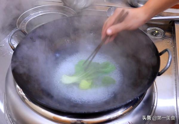 大廚分享黃燜雞米飯新吃法，米飯和雞肉一塊燜，在家做出餐館味道