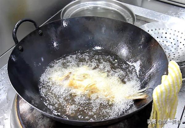 鯽魚別再燉湯了，廚師長教你做乾燒鯽魚，鮮嫩入味，連魚骨都能嚼