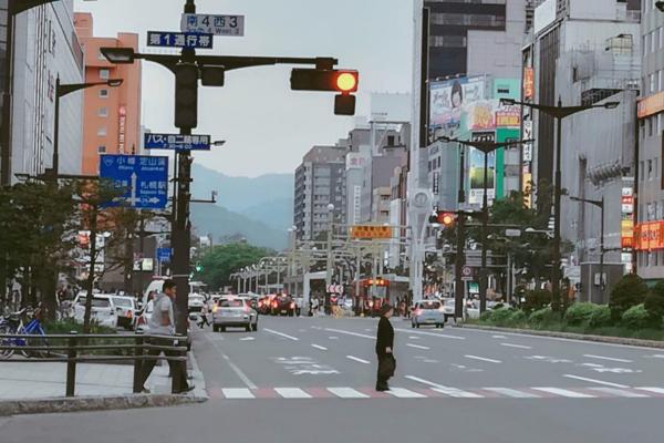 日本的“和平之塔”，壓著238塊中國石頭，日本拒絕拆除其心可誅