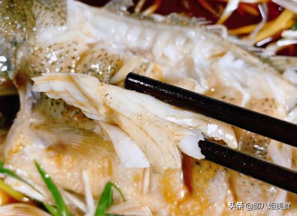蒸鱸魚,只用“4樣料”就夠了,有人常弄錯,難怪魚肉不鮮不嫩 蒸鱸魚,只用“4樣料”就夠了,有人常弄錯,難怪魚肉不鮮不嫩
