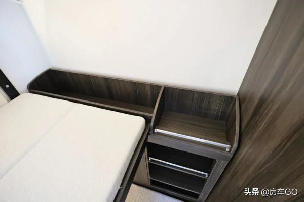 這臺房車有5種充電方式，車內電器語音控制，衛生間也是乾溼分離