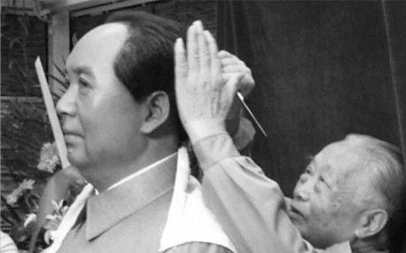 毛主席去世前3小時，周福明為他理髮剃鬚，從此封刀不再給人理髮