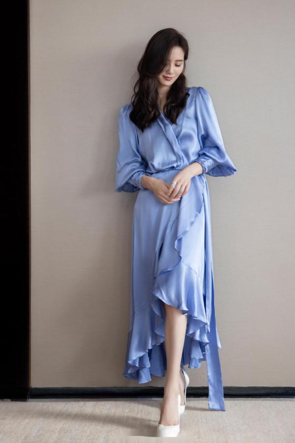 劉詩詩藍色絲綢長裙優雅靈動 秀精緻側顏氣質溫柔 劉詩詩藍色絲綢長裙優雅靈動 秀精緻側顏氣質溫柔