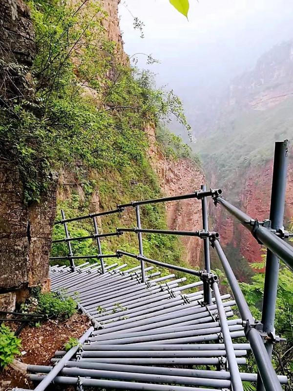大涼山深處的“懸崖村”，走在鋼梯上還心有餘悸