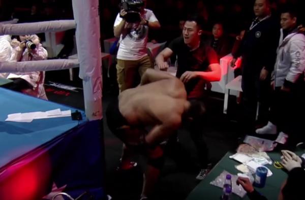 中日擂臺雙人對決，日本拳手吐口水還打裁判，中國拳王忍不下去一腳一個