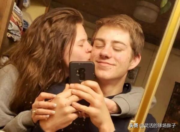 美國19歲小夥被叉車碾壓下半身截肢，女友不離不棄依然選擇嫁給他