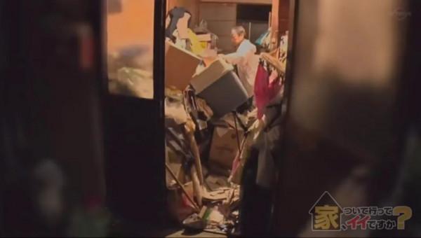 日本男子別墅變垃圾屋，花60萬被強制清理，他花了3年把垃圾一一撿回...