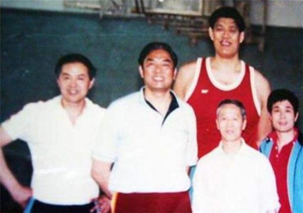 亞洲第一中鋒穆鐵柱墓地，墓誌銘述其一生，大郅鄭海霞淚別