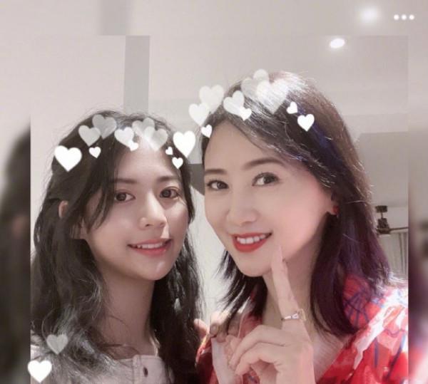 53歲翁虹曬全家福慶生自詡只有35，13歲女兒親自為媽媽做大餐